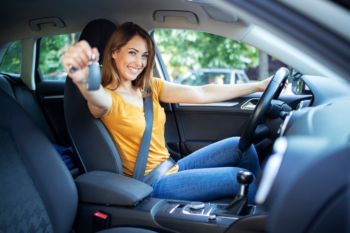 bella mujer conductor sentada su vehiculo sosteniendo llaves coche listas conducir 342744 684
